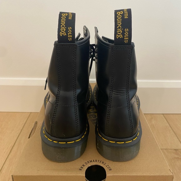 *NEW* Dr. Martens Women’s size 8 - Picture 4 of 9